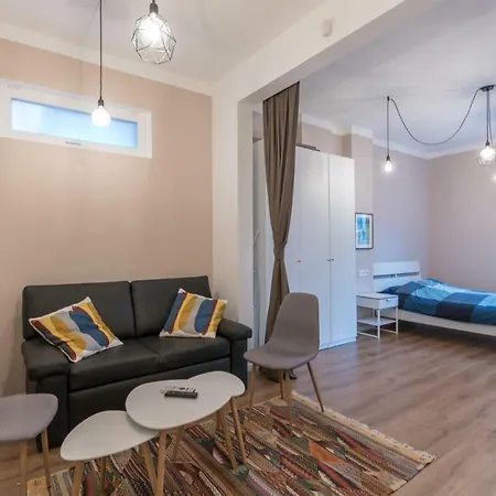Lights - One Bedroom, Ground Floor, Top Centre דירה *