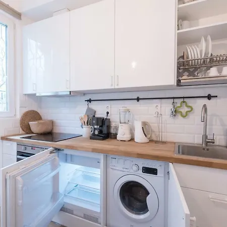 Lights - One Bedroom, Ground Floor, Top Centre דירה