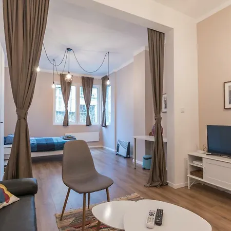 Lights - One Bedroom, Ground Floor, Top Centre דירה *