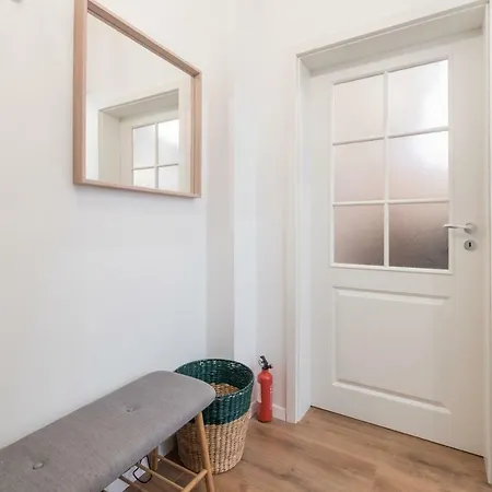 Lights - One Bedroom, Ground Floor, Top Centre דירה