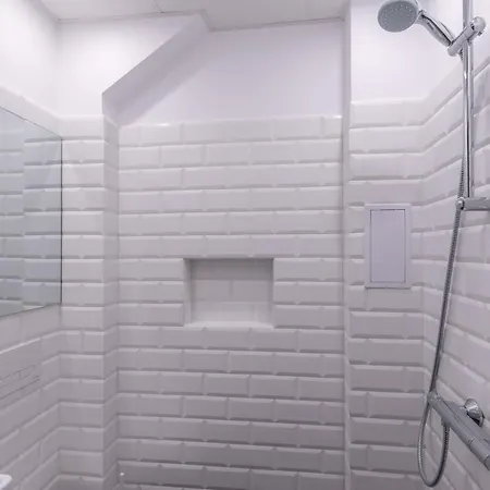 Lights - One Bedroom, Ground Floor, Top Centre דירה