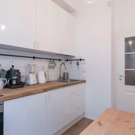 Lights - One Bedroom, Ground Floor, Top Centre Apartamento